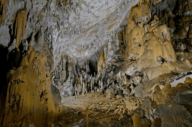 Sala de los Fantasmas (Room of the Ghosts) down Cueva Coventosa, Cantabria, Spain, by Sam Davis Photographer (3)